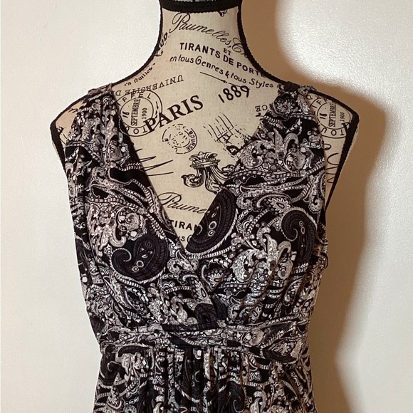 Metaphor Dresses & Skirts - Hi-LO PAISLEY SLEEVELESS BLACK & WHITE STRETCHY V-NECK DRESS by Metaphor Sz. M